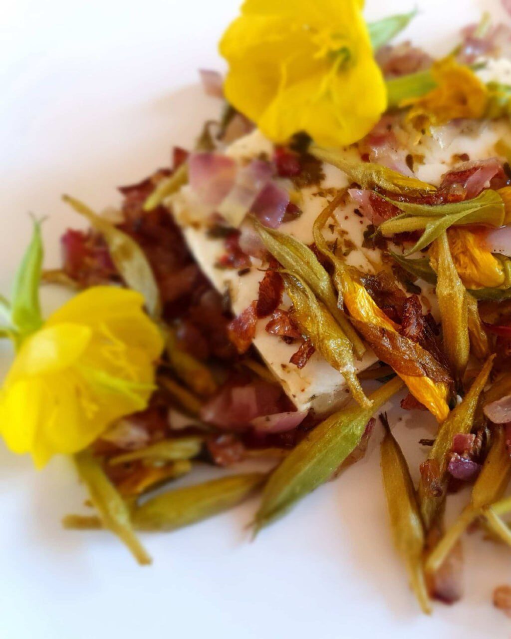 Nachtkerzen-Antipasti: geschmorte Blütenknospen mit Käse und roten Zwiebeln, dazu gelbe Blüten
