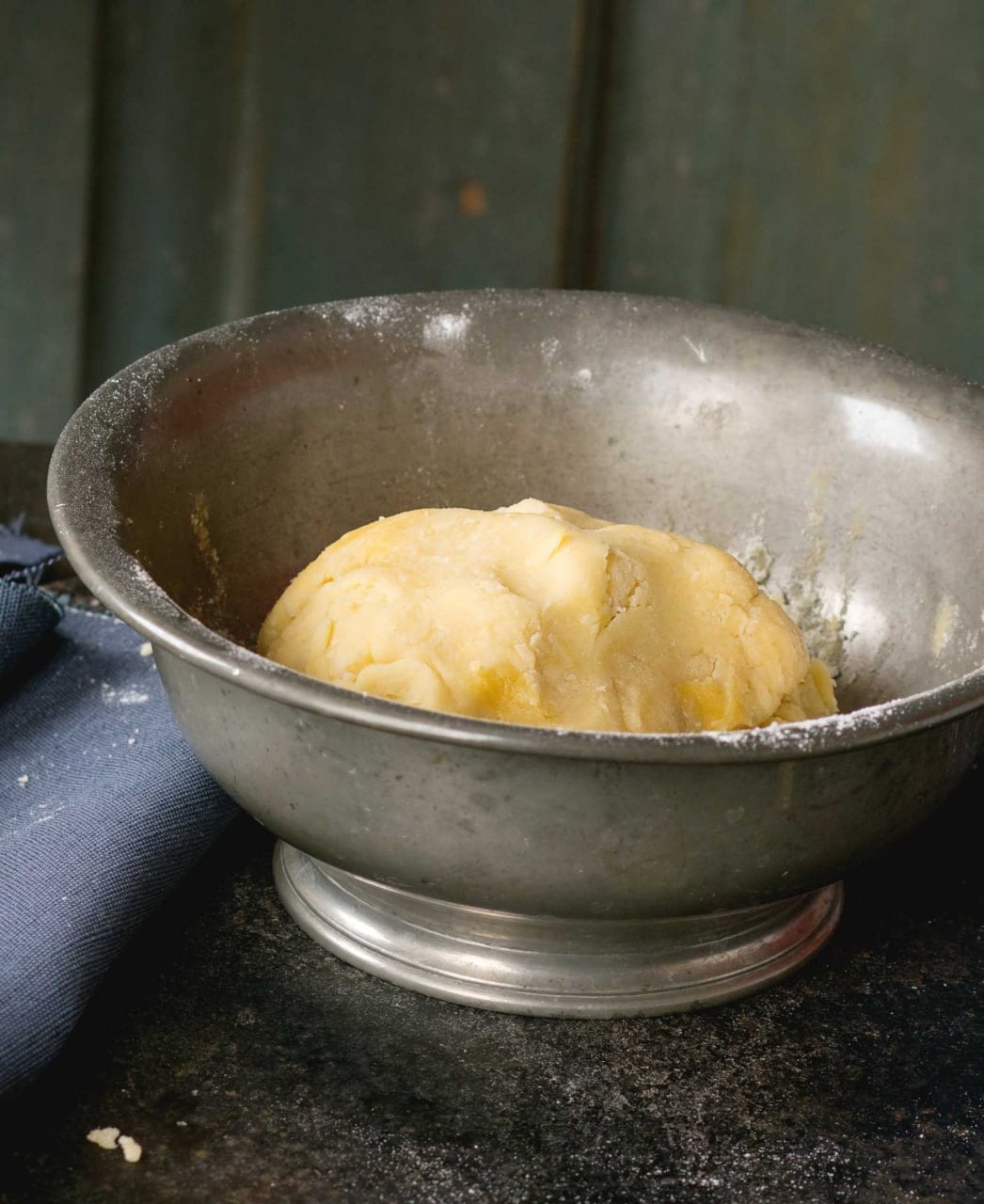 Eine Kugel Mürbeteig in einer Zinnschale